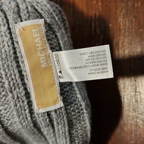 NWT Michael Kors Gray Knit Beanie with Pom (0454) - Picture 4 of 4